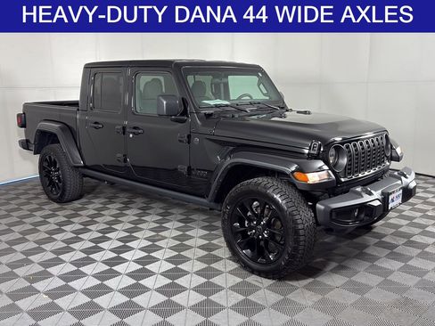 Used 2025 Jeep Gladiator Sport AWD/4WD image 2