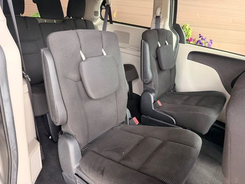 Used 2020 Dodge Grand Caravan SE w/ UConnect Hands-Free Group FWD image 16