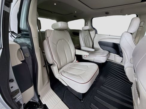Used 2020 Chrysler Pacifica Limited FWD image 29