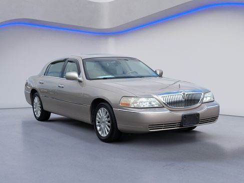 Used 2003 Lincoln Town Car Signature RWD image 5