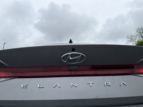 Certified 2023 Hyundai Elantra SE FWD image 10
