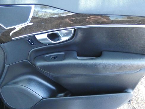 Used 2018 Volvo XC90 T6 Momentum w/ Convenience Package image 29