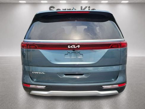 Used 2024 Kia Carnival EX FWD image 4