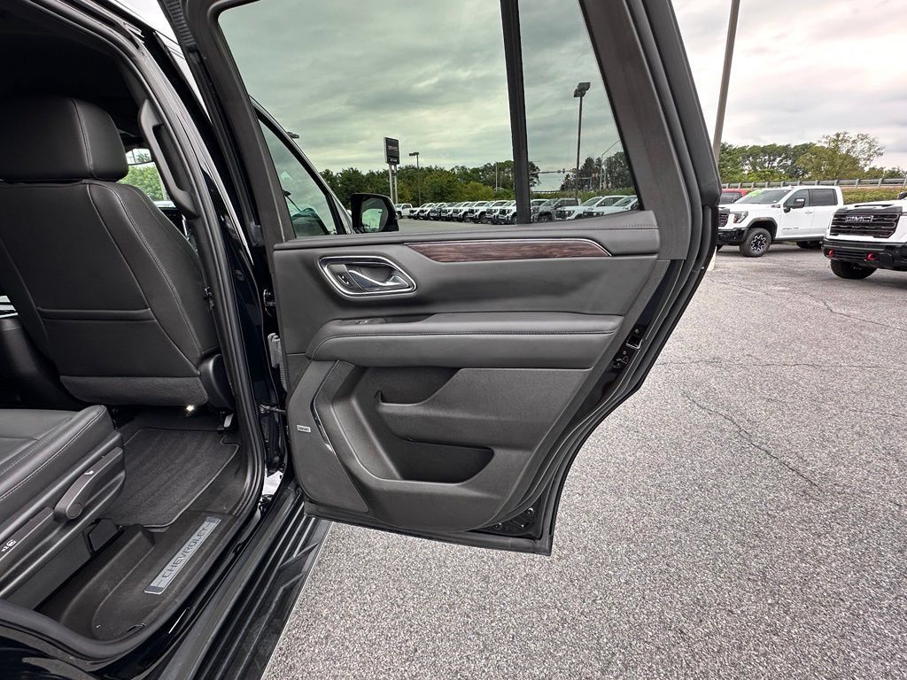 Used 2023 Chevrolet Tahoe LT w/ Luxury Package AWD/4WD image 18