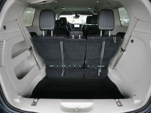 Used 2023 Chrysler Pacifica Touring-L image 33