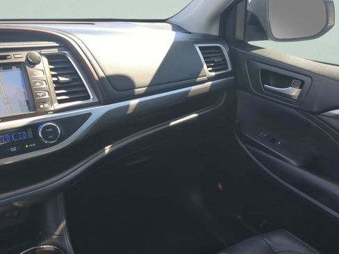 Used 2017 Toyota Highlander Limited image 17