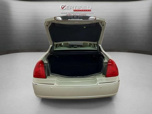 Used 2005 Lincoln Town Car Signature image 7