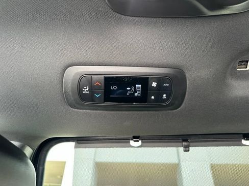 Certified 2025 Chrysler Pacifica Select FWD image 33