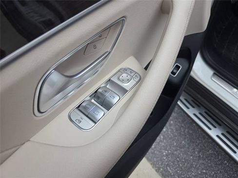 Used 2022 Mercedes-Benz GLS 580 4MATIC image 21