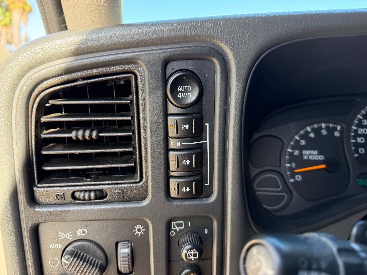 Used 2004 Chevrolet Tahoe Z71 w/ Z71 Preferred Equipment Group AWD/4WD image 25