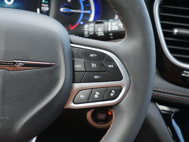 Used 2025 Chrysler Pacifica Pinnacle FWD image 19