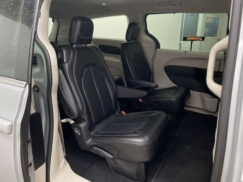 Used 2024 Chrysler Pacifica Touring-L FWD image 17