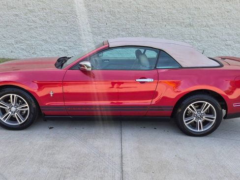 Used 2010 Ford Mustang Convertible image 4