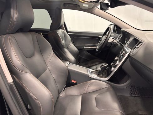 Used 2016 Volvo V60 T5 Cross Country w/ Convenience Package image 18