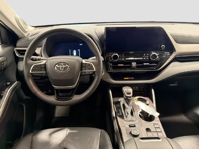 Certified 2025 Toyota Highlander Limited AWD/4WD image 19