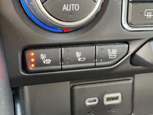 Used 2023 Chevrolet Suburban Premier image 16