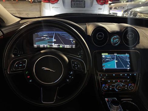 Used 2017 Alfa Romeo Giulia w/ Sport Appearance Package image 21