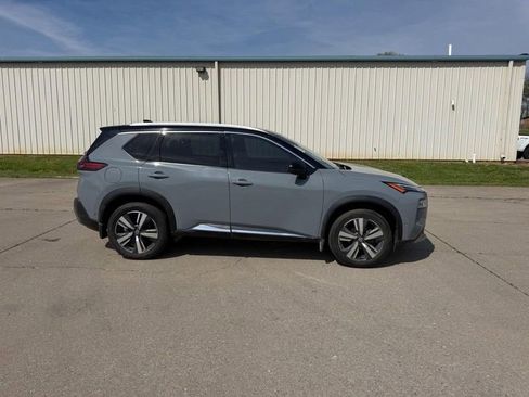 Used 2021 Nissan Rogue Platinum AWD/4WD image 2