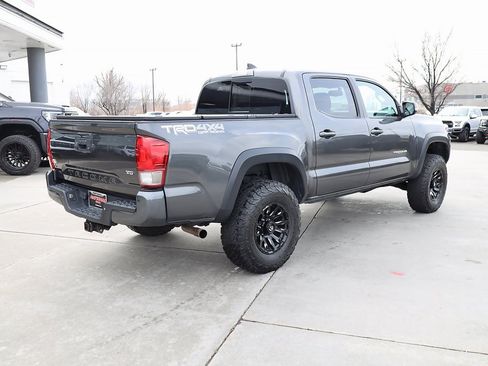 Used 2017 Toyota Tacoma TRD Off-Road image 6