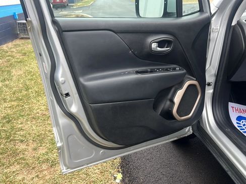 Used 2017 Jeep Renegade Limited image 9