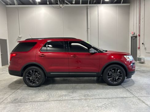 Used 2018 Ford Explorer XLT w/ Equipment Group 202A AWD/4WD image 5