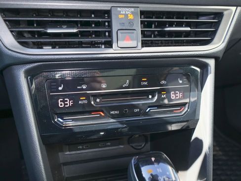 Certified 2025 Volkswagen Taos SE image 20