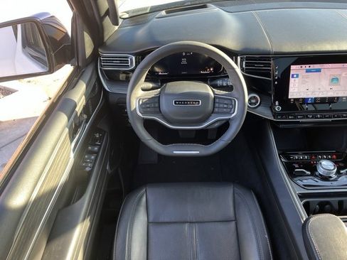 Used 2023 Jeep Wagoneer L Series III w/ Premium Group I image 17