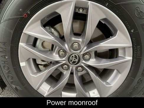 Used 2025 Toyota Sienna XLE image 12