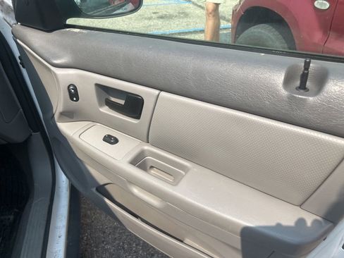 Used 2005 Ford Taurus SE image 16