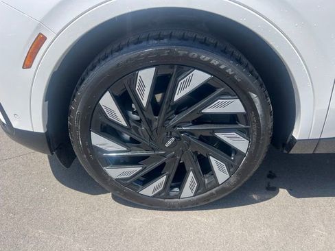 Used 2024 Lincoln Nautilus Reserve w/ Equipment Group 202A AWD/4WD image 9