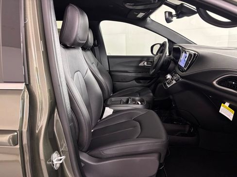New 2027 Chrysler Pacifica Select FWD image 44