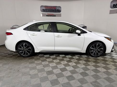 Used 2022 Toyota Corolla SE FWD image 2