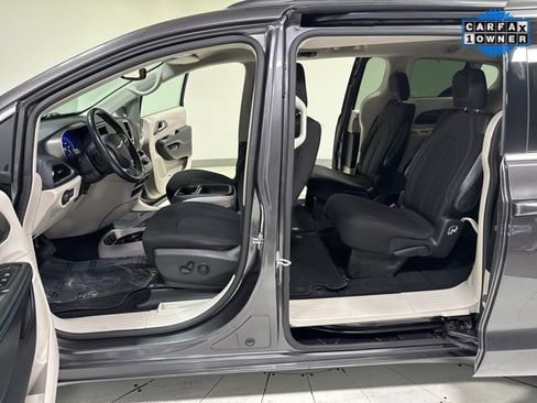 Used 2021 Chrysler Pacifica Touring w/ Cold Weather Group image 9