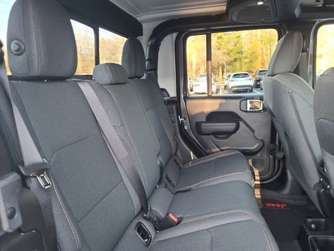 Used 2025 Jeep Gladiator Sport image 33