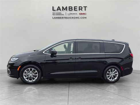 Used 2026 Chrysler Pacifica Limited FWD image 2