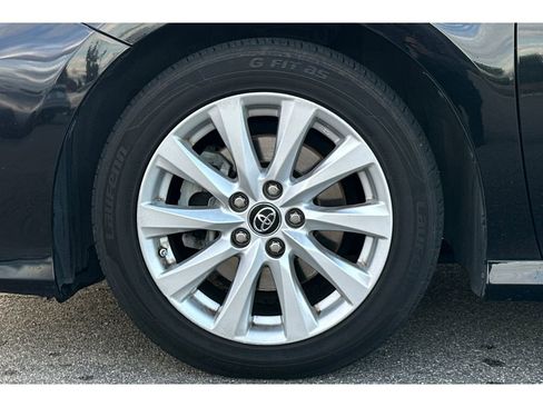 Used 2018 Toyota Camry LE image 4