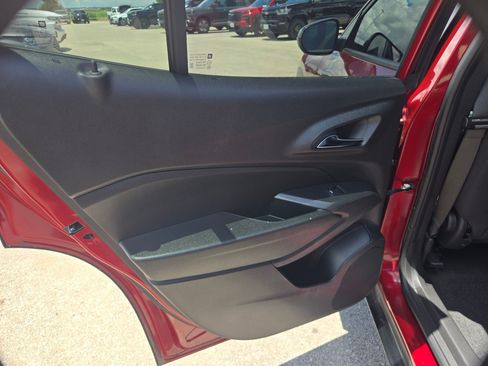 Used 2024 Chevrolet Trax RS w/ Sunroof Package FWD image 14
