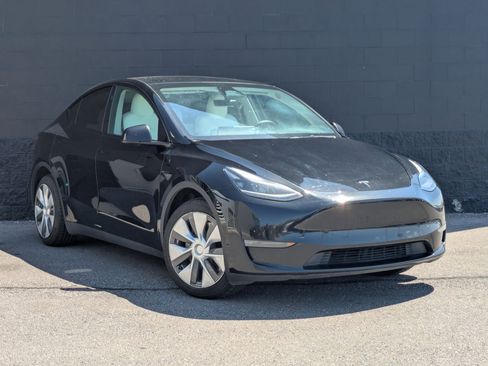 Used 2024 Tesla Model Y Long Range AWD/4WD image 3