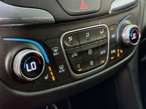 Used 2018 Chevrolet Equinox LT FWD image 16