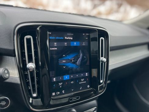 Used 2023 Volvo XC40 B5 Plus image 22