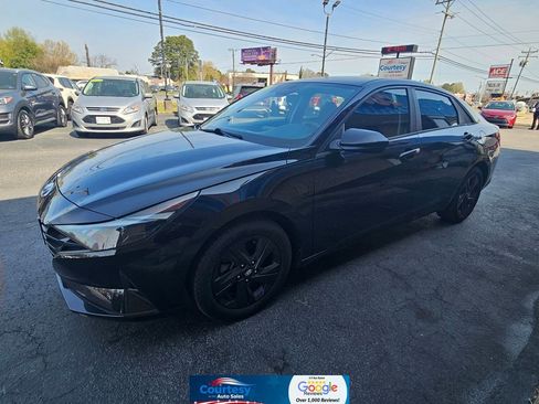 Used 2022 Hyundai Elantra SEL image 1