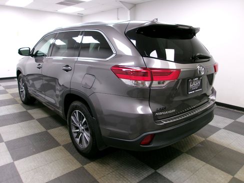Used 2018 Toyota Highlander XLE AWD/4WD image 2