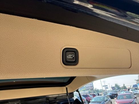 Used 2010 Cadillac Escalade Premium AWD/4WD image 32