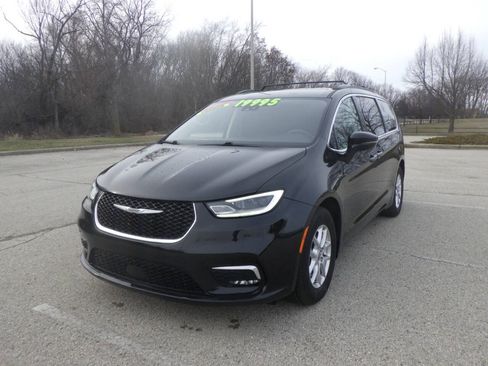 Used 2022 Chrysler Pacifica Touring-L FWD image 1