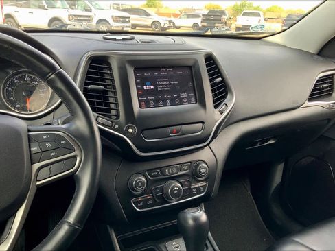 Used 2019 Jeep Cherokee Latitude Plus FWD image 7