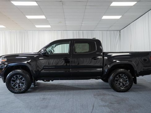 Used 2022 Toyota Tacoma SR5 AWD/4WD image 5