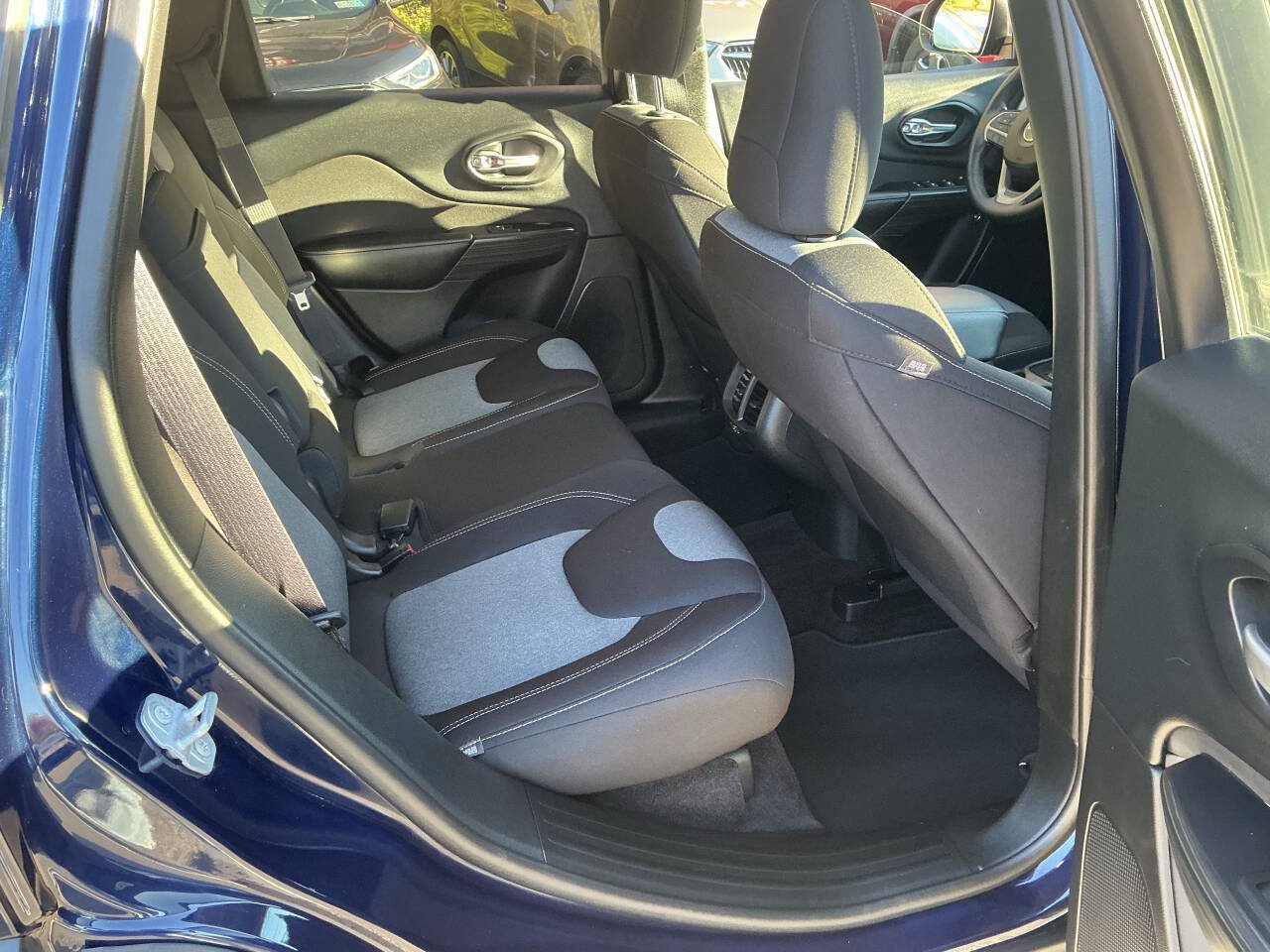 Used 2016 Jeep Cherokee Sport AWD/4WD image 25