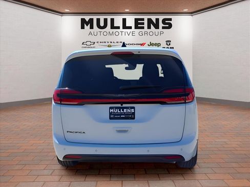 New 2026 Chrysler Pacifica Select image 6