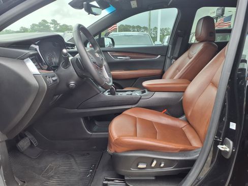 Used 2022 Cadillac XT5 Premium Luxury w/ Technology Package FWD image 11
