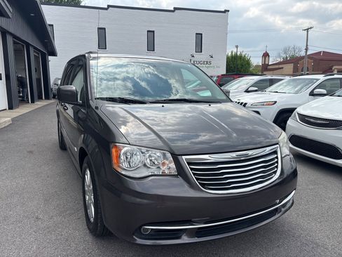 Used 2015 Chrysler Town & Country Touring FWD image 7